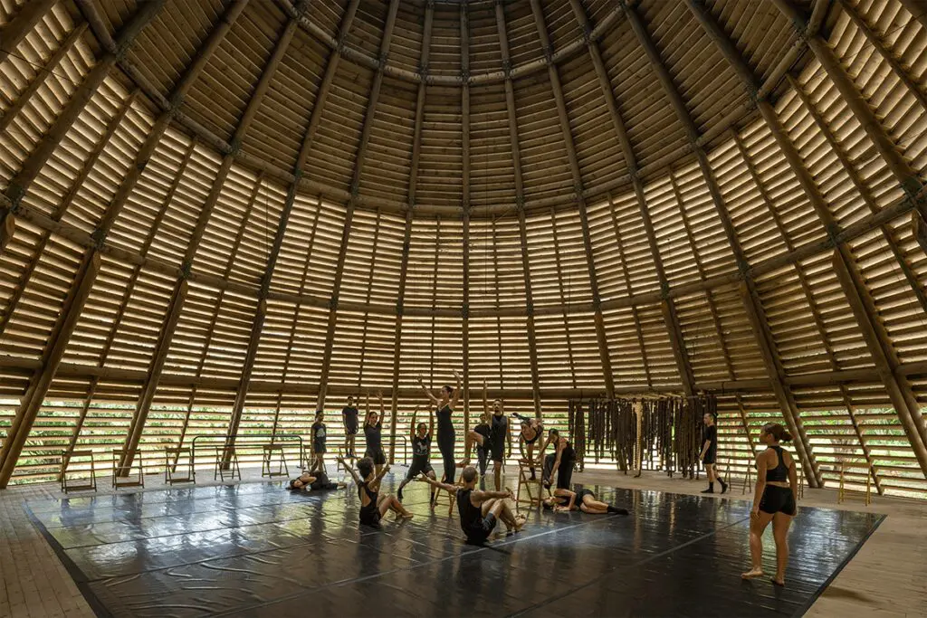 La arquitectura del colegio del cuerpo en cartagena tiene una conversación con la naturaleza La arquitectura del colegio del cuerpo en cartagena tiene una conversación con la naturaleza