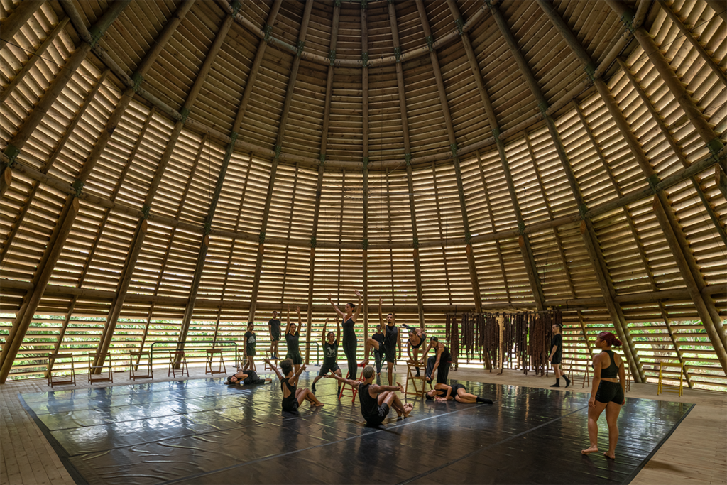 La arquitectura del colegio del cuerpo en cartagena tiene una conversación con la naturaleza La arquitectura del colegio del cuerpo en cartagena tiene una conversación con la naturaleza