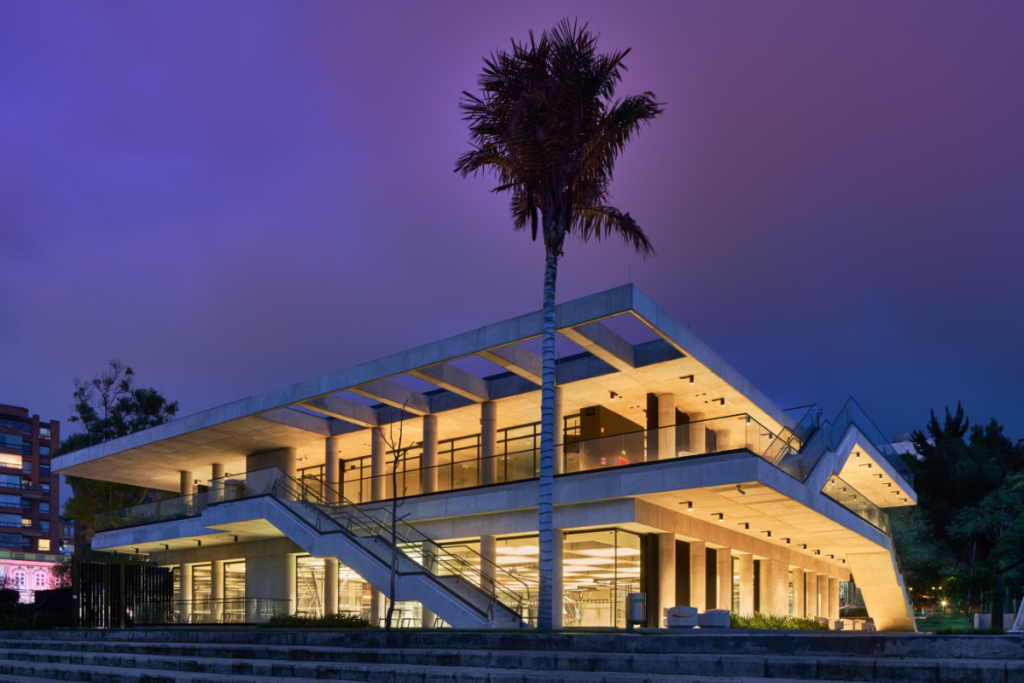 Un coliseo en bogotá con una arquitectura extrovertida que evoca la libertad