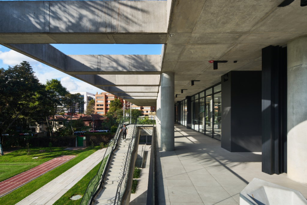 Un coliseo en bogotá con una arquitectura extrovertida que evoca la libertad
