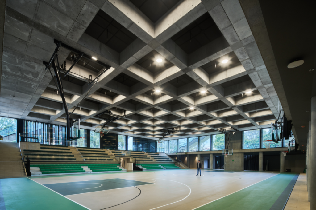 Un coliseo en bogotá con una arquitectura extrovertida que evoca la libertad