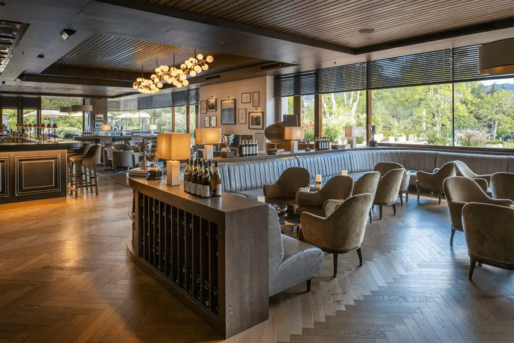 En el diseño de este bar, la historia y la modernidad coexisten en armonía