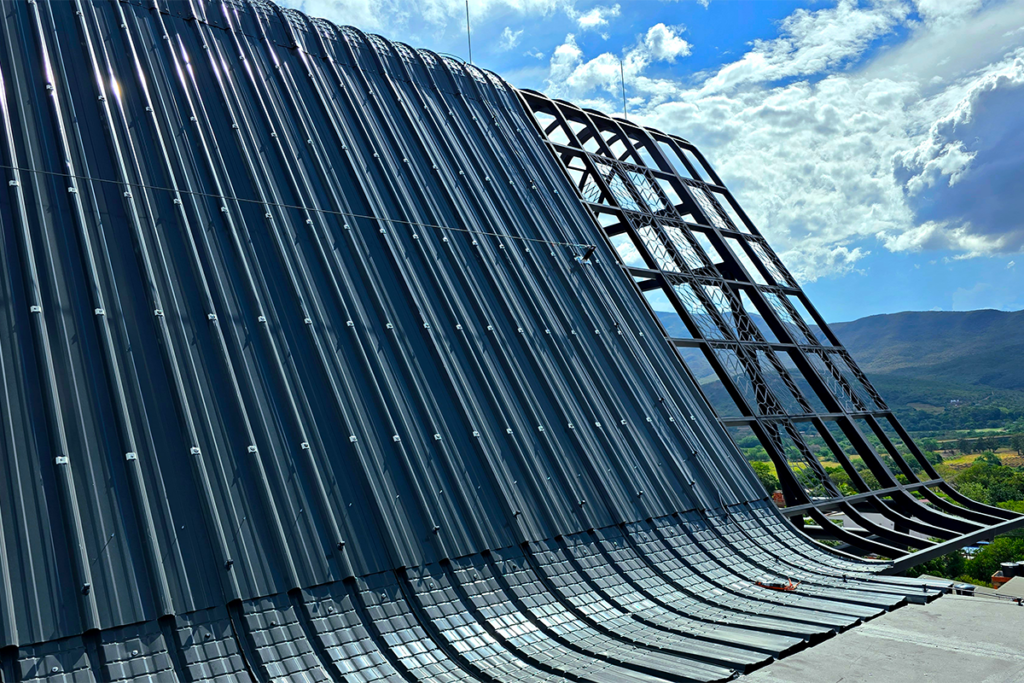 Esta cubierta tiene una forma sinuosa que enmarca la vista