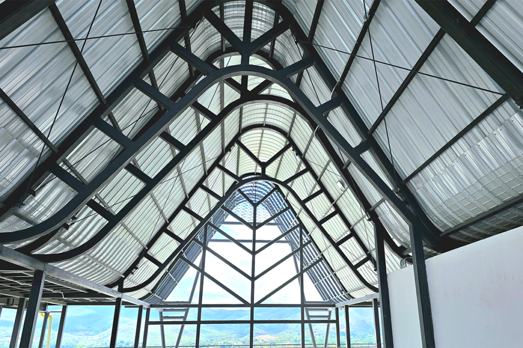 Esta cubierta tiene una forma sinuosa que enmarca la vista