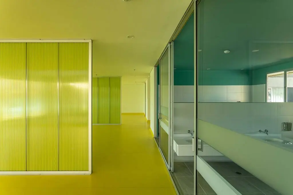 Entre dos mundos: una obra que oculta su complejidad mediante su arquitectura