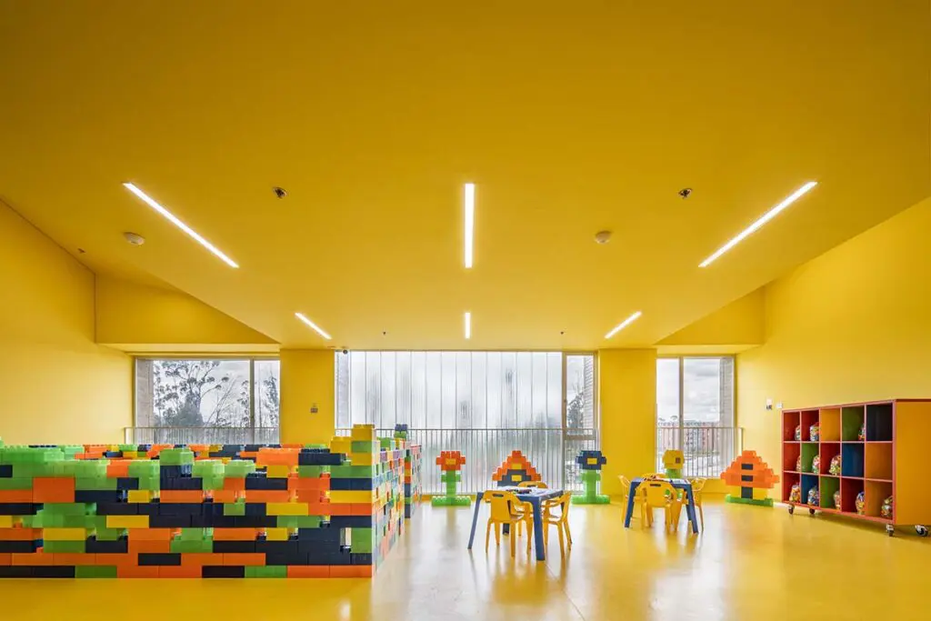 Entre dos mundos: una obra que oculta su complejidad mediante su arquitectura