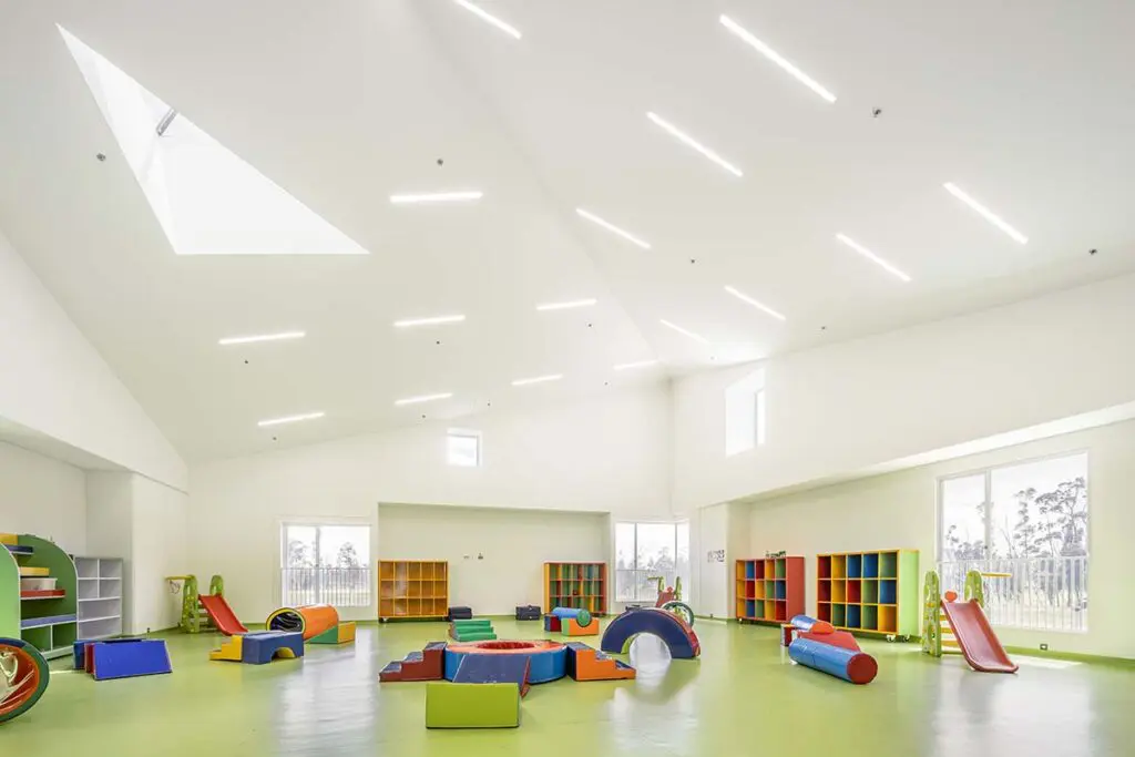 Entre dos mundos: una obra que oculta su complejidad mediante su arquitectura