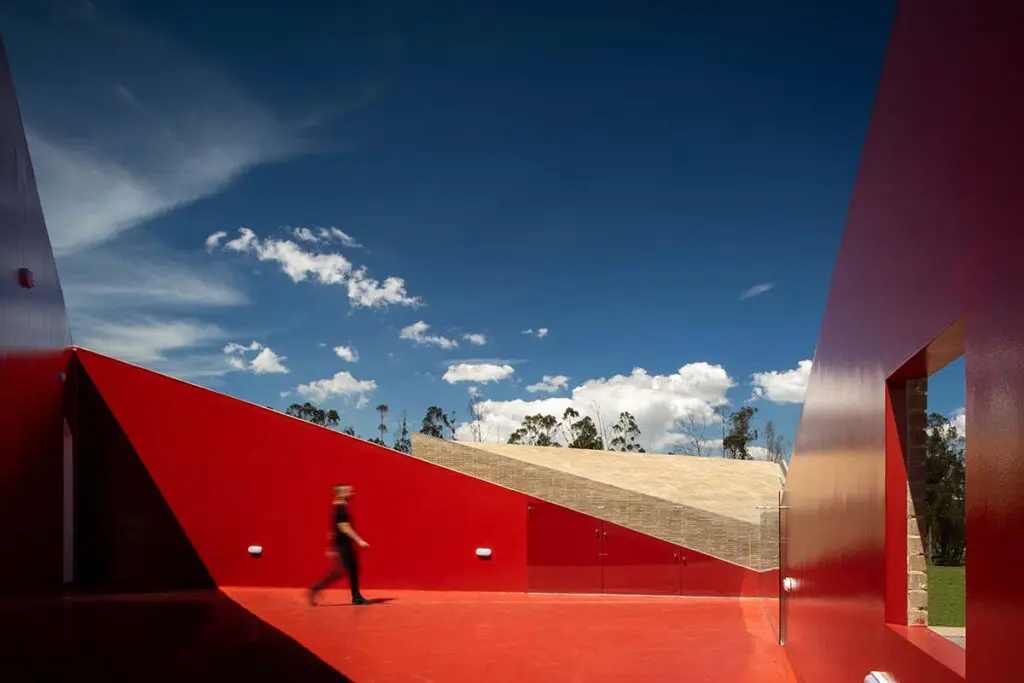 Entre dos mundos: una obra que oculta su complejidad mediante su arquitectura