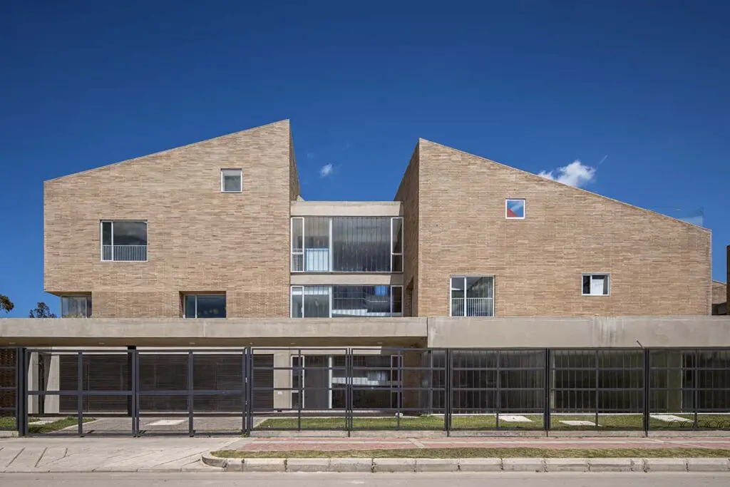 Arquitectura jardín infantil campo verde en bogotá