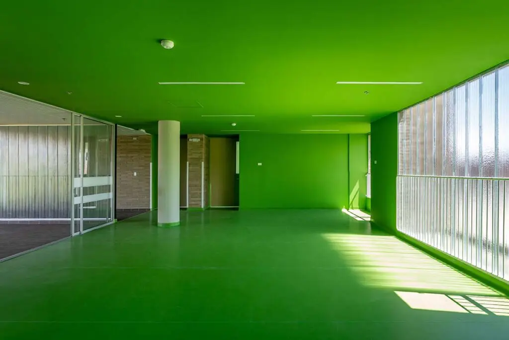 Entre dos mundos: una obra que oculta su complejidad mediante su arquitectura