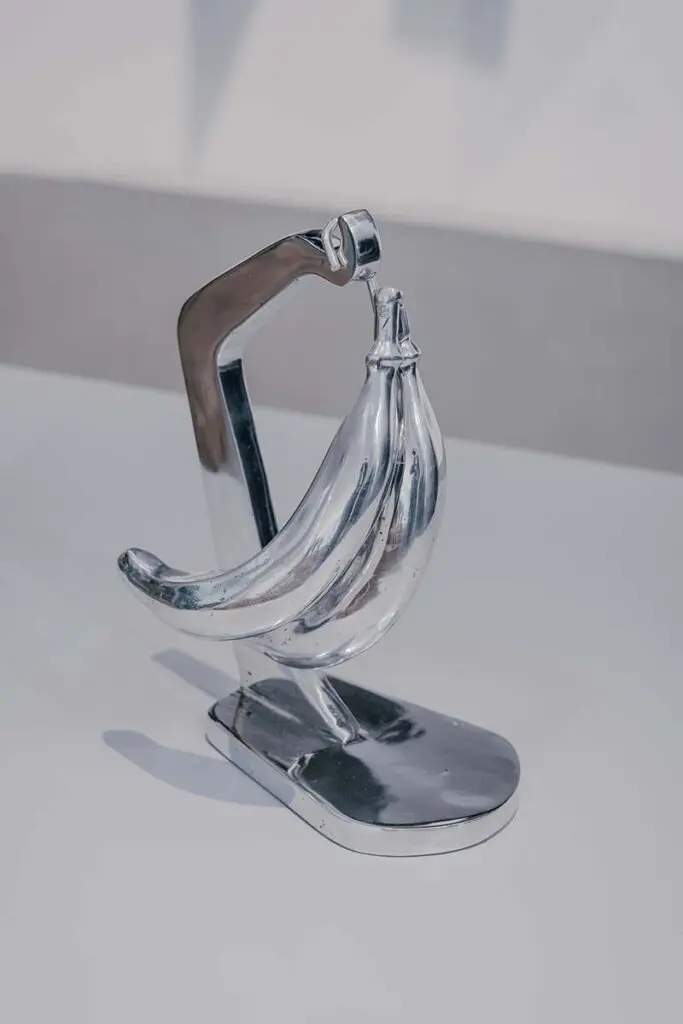 Esta silla de aluminio macizo es a la vez una pieza de diseño y una obra de arte