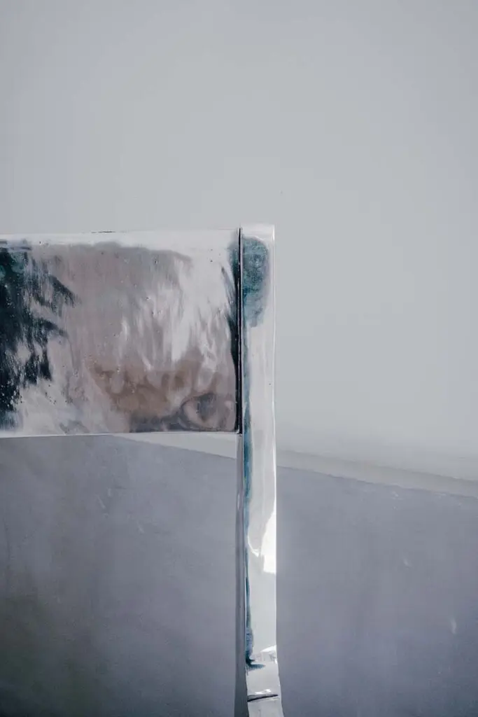 Esta silla de aluminio macizo es a la vez una pieza de diseño y una obra de arte