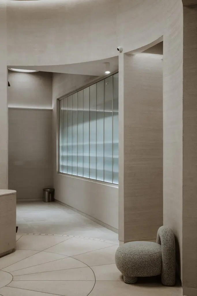 Esta obra se sale de lo convencional de la arquitectura y explora la espacialidad Esta obra se sale de lo convencional de la arquitectura y explora la espacialidad