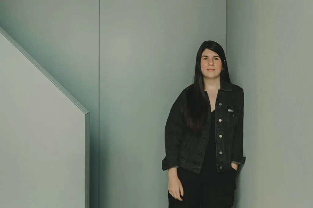 Esta obra se sale de lo convencional de la arquitectura y explora la espacialidad Esta obra se sale de lo convencional de la arquitectura y explora la espacialidad