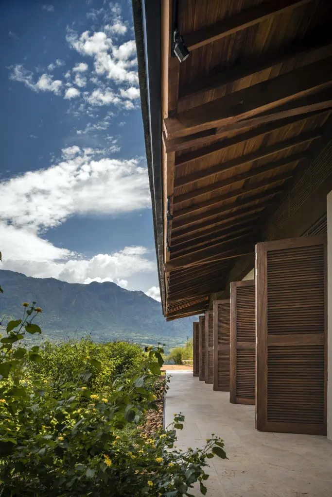 Una casa clásica antioqueña cerca de puente iglesias junto al río cauca