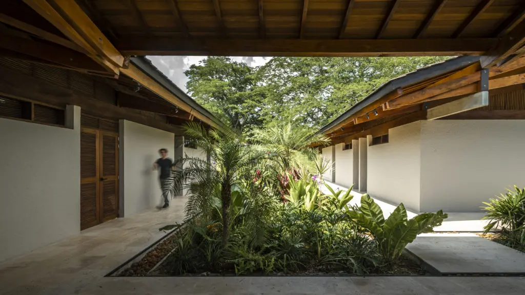 Una casa clásica antioqueña cerca de puente iglesias junto al río cauca