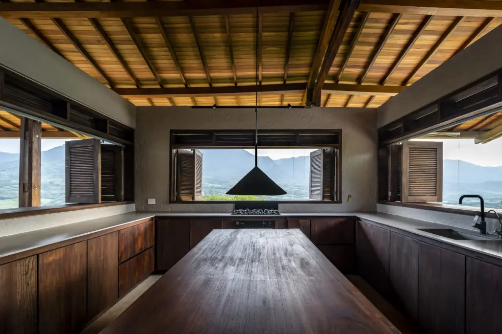 Una casa clásica antioqueña cerca de puente iglesias junto al río cauca