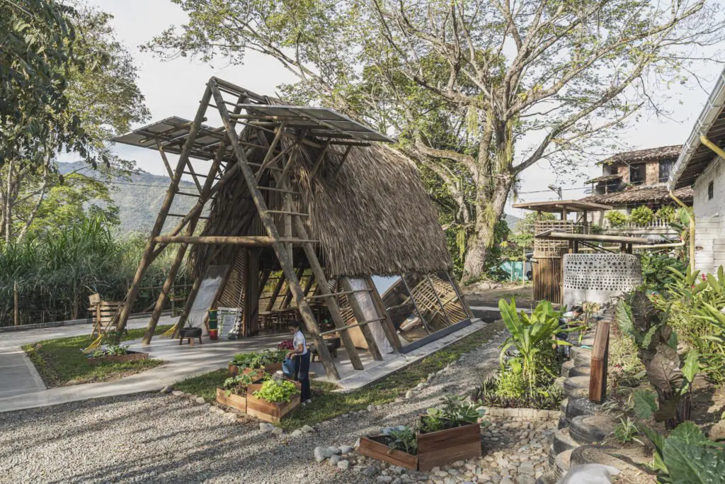 Hojas de palma y cañabrava, los materiales de esta aula de clase sostenible en antioquia