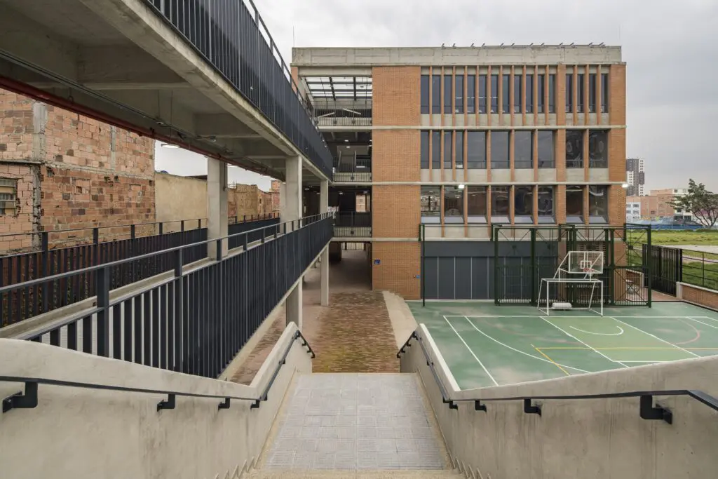 Un colegio en bogotá con una arquitectura pública de calidad Un colegio en bogotá con una arquitectura pública de calidad