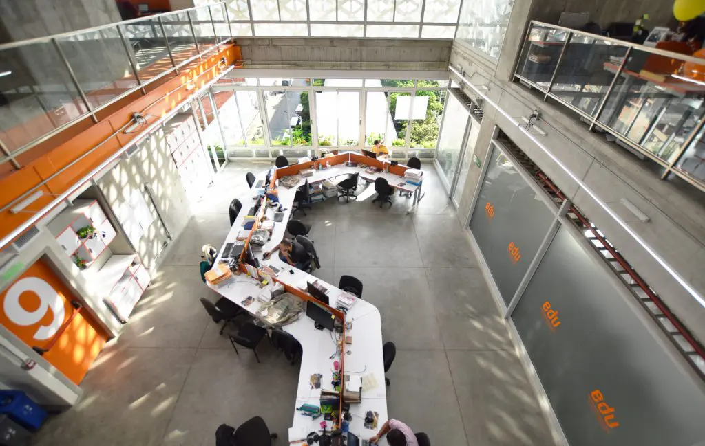 La pandemia nos llevó a transformar nuestros hogares en oficinas improvisadas para afrontar el teletrabajo La pandemia nos llevó a transformar nuestros hogares en oficinas improvisadas para afrontar el teletrabajo