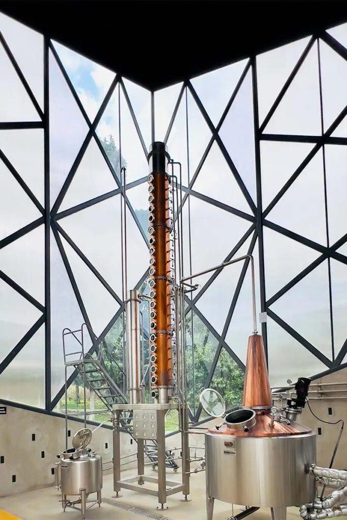 ¿qué es este edificio con puntas y filos? Una destilería hecha con materiales locales