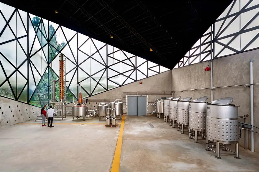 ¿qué es este edificio con puntas y filos? Una destilería hecha con materiales locales