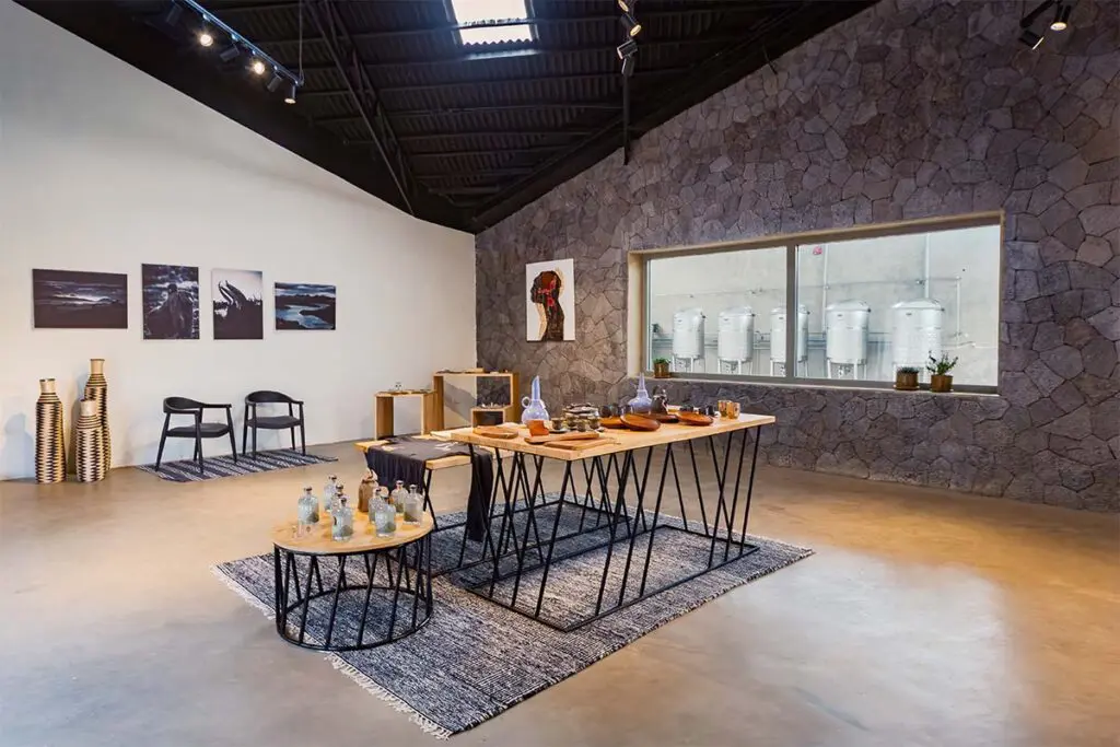 ¿qué es este edificio con puntas y filos? Una destilería hecha con materiales locales