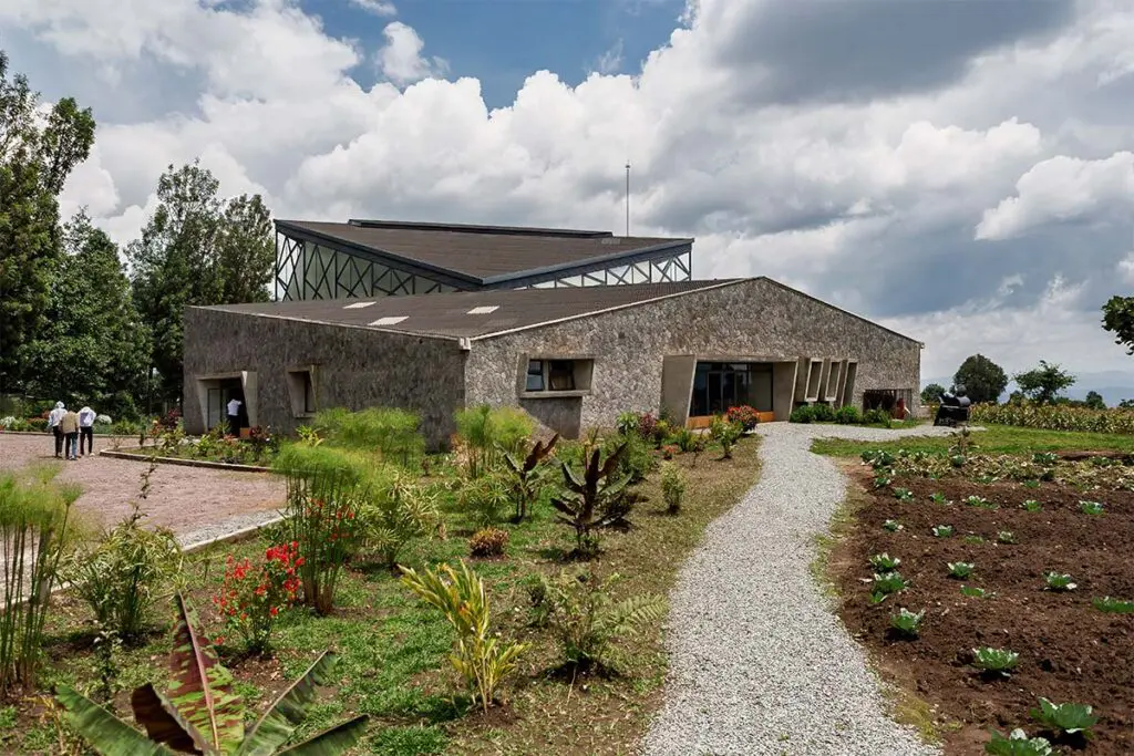 ¿qué es este edificio con puntas y filos? Una destilería hecha con materiales locales