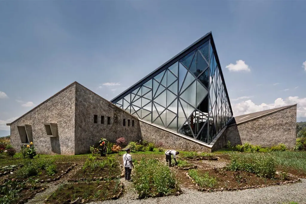 ¿qué es este edificio con puntas y filos? Una destilería hecha con materiales locales