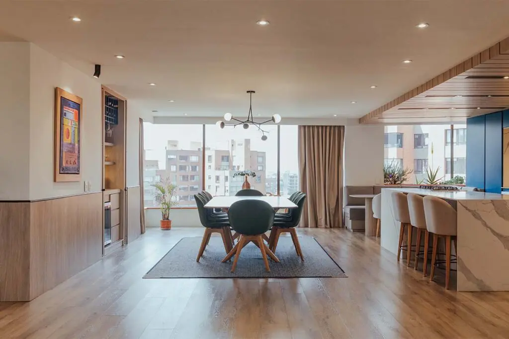 Una cocina azul pensada para una familia de ocho personas