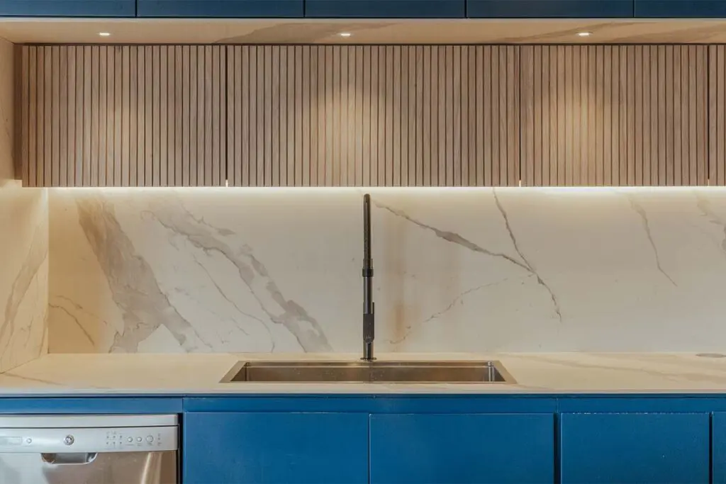 Una cocina azul pensada para una familia de ocho personas