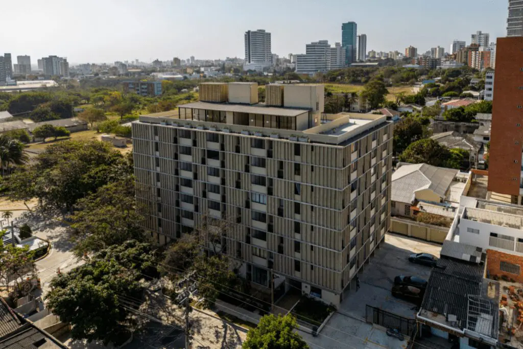 Hacer mucho con poco: tres edificios con presupuestos limitados