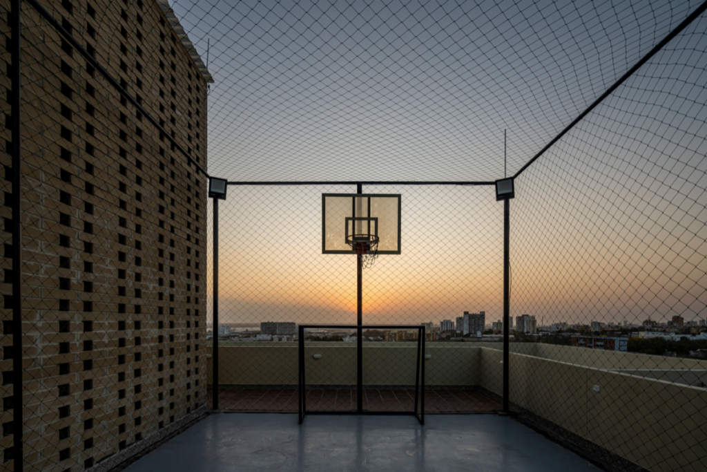 Hacer mucho con poco: tres edificios con presupuestos limitados