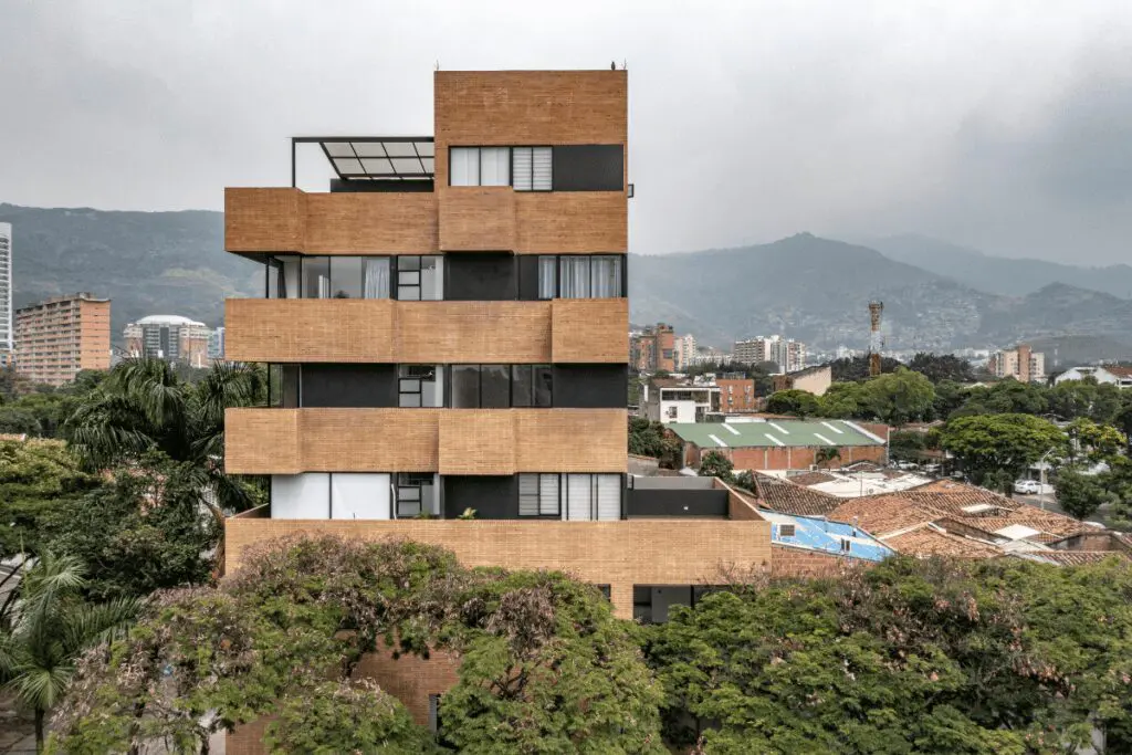 Hacer mucho con poco: tres edificios con presupuestos limitados