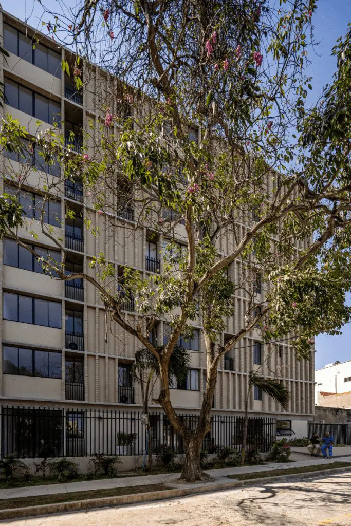 Hacer mucho con poco: tres edificios con presupuestos limitados