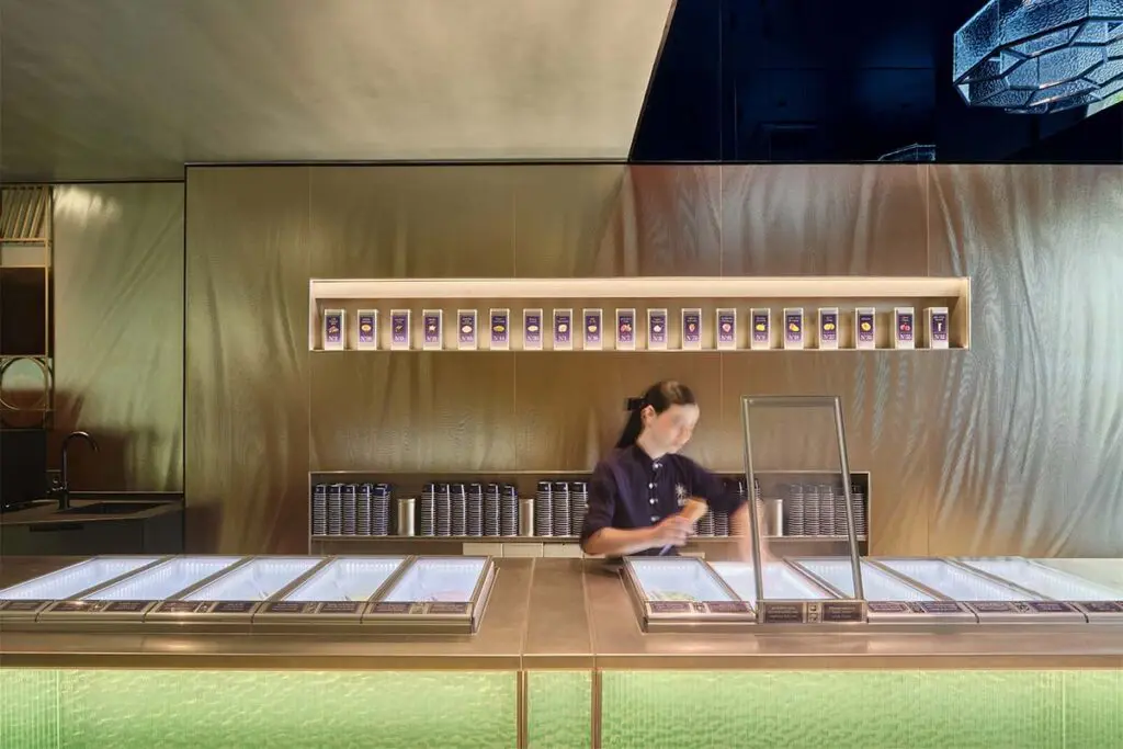 Los espacios de esta heladería están inspirados en la alta perfumería y en la joyería Los espacios de esta heladería están inspirados en la alta perfumería y en la joyería