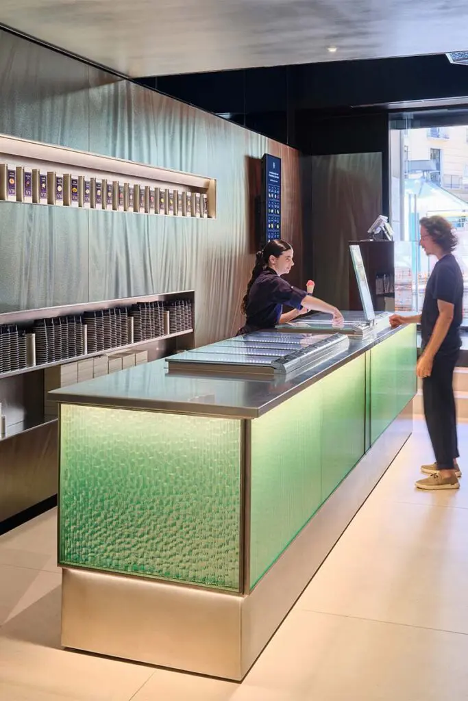 Los espacios de esta heladería están inspirados en la alta perfumería y en la joyería Los espacios de esta heladería están inspirados en la alta perfumería y en la joyería
