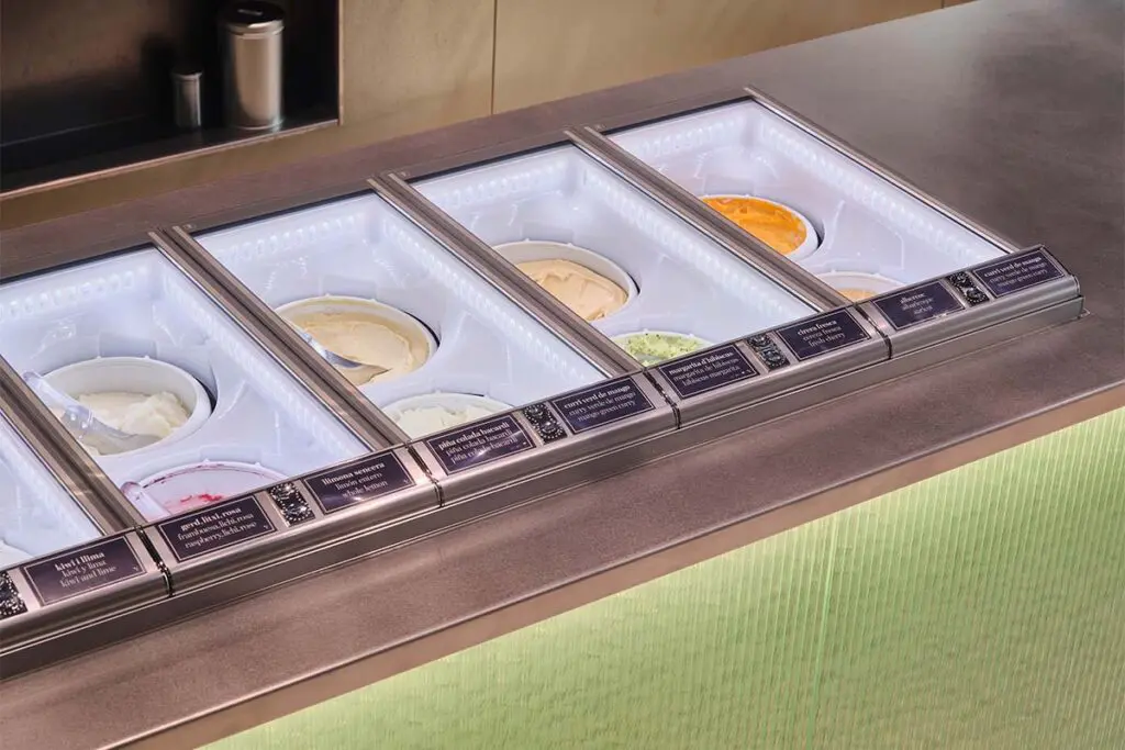 Los espacios de esta heladería están inspirados en la alta perfumería y en la joyería Los espacios de esta heladería están inspirados en la alta perfumería y en la joyería