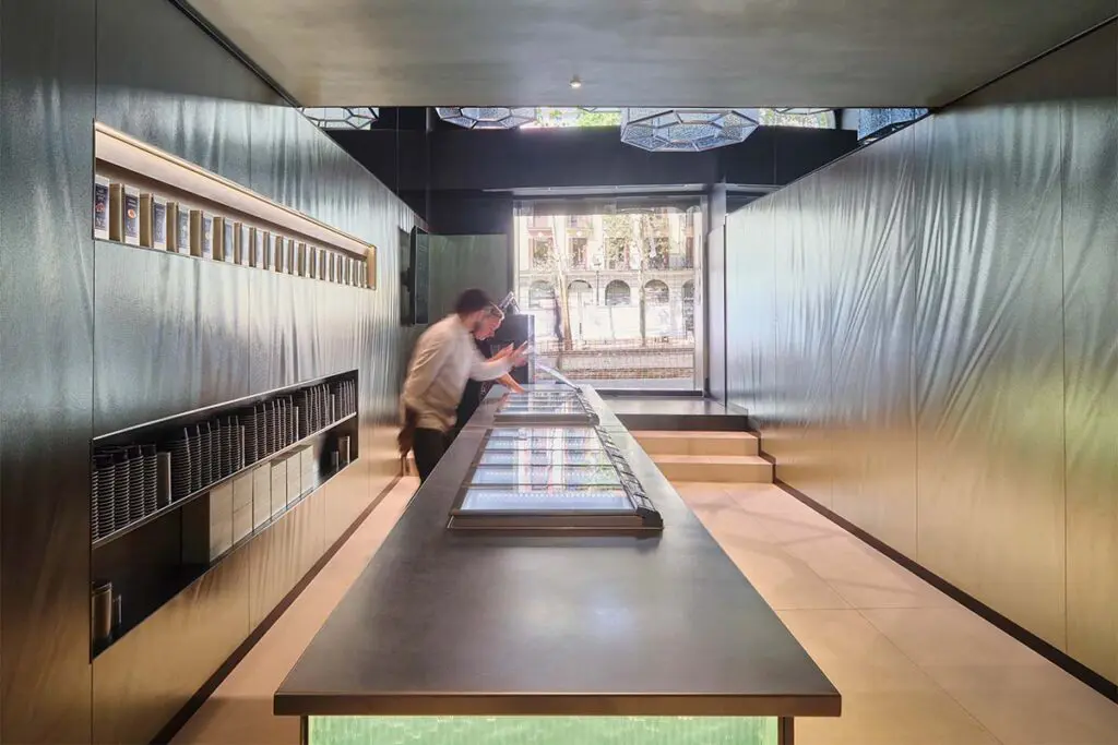 Los espacios de esta heladería están inspirados en la alta perfumería y en la joyería Los espacios de esta heladería están inspirados en la alta perfumería y en la joyería