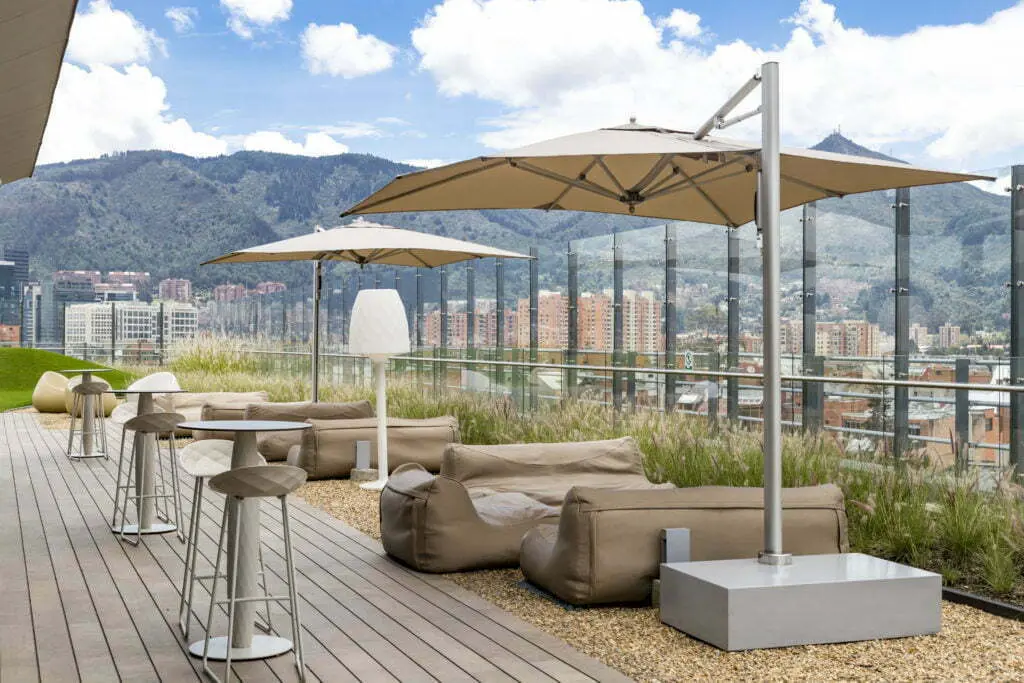 Un campus empresarial en bogotá sostenible y diseñado para que sus oficinas estén bañadas con luz natural