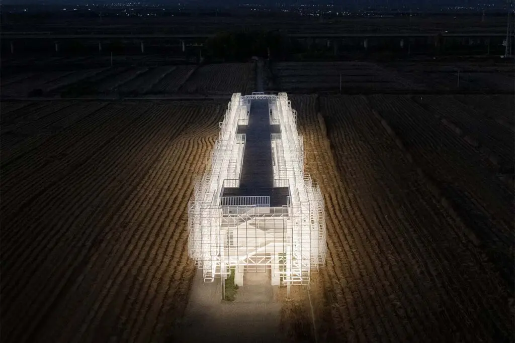 Un edificio en pekín donde el diseño lumínico redefine el espacio desde la transparencia