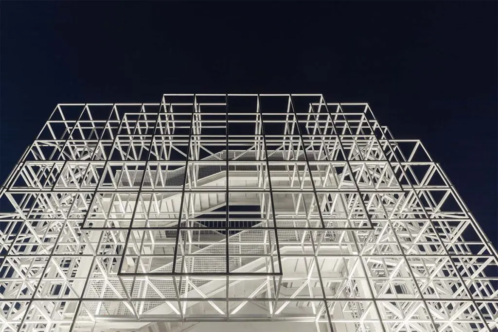 Un edificio en pekín donde el diseño lumínico redefine el espacio desde la transparencia