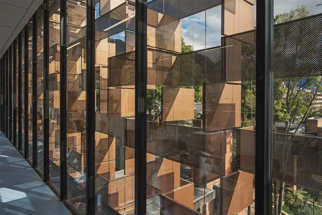 El edificio de ciencias de la javeriana es un ícono de sostenibilidad e innovación arquitectónica