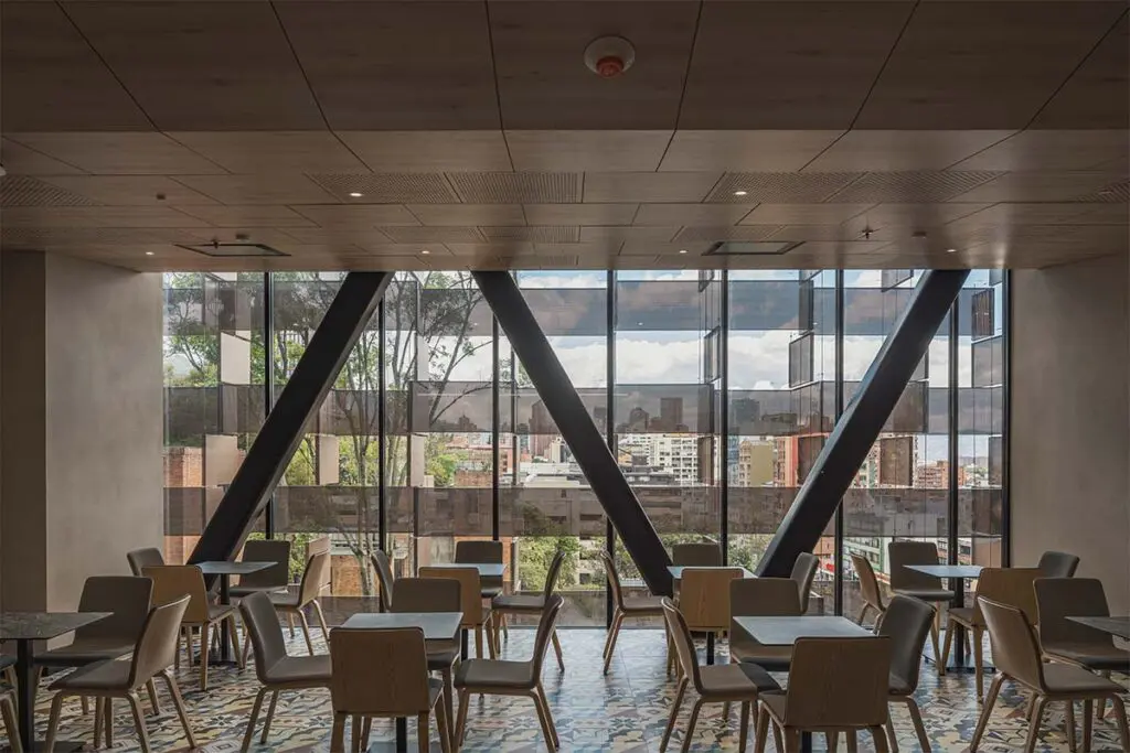 El edificio de ciencias de la javeriana es un ícono de sostenibilidad e innovación arquitectónica