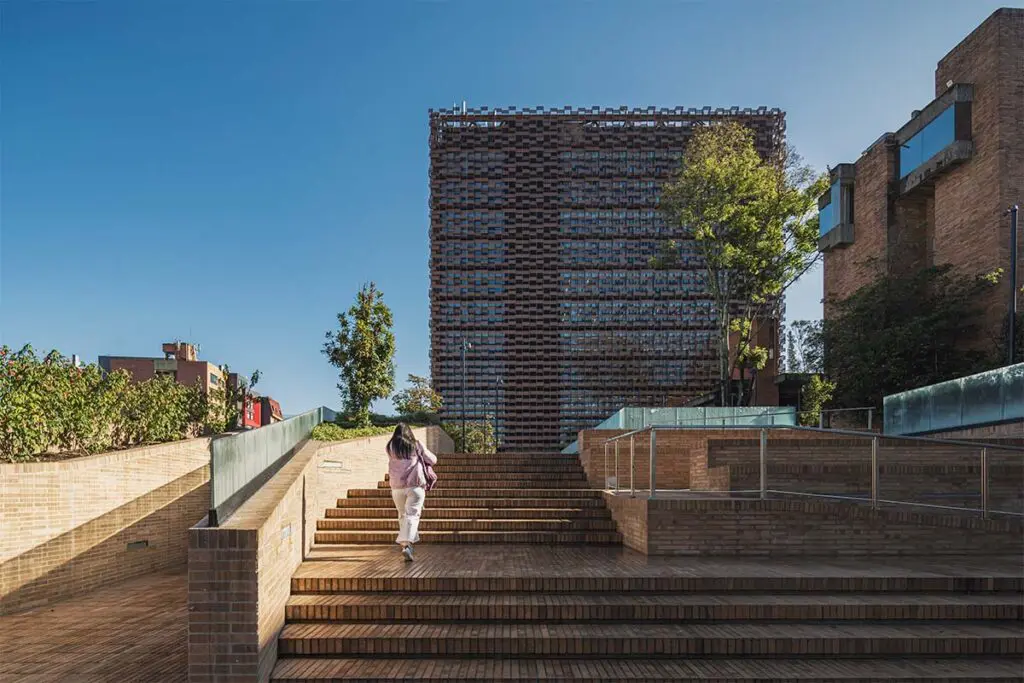 El edificio de ciencias de la javeriana es un ícono de sostenibilidad e innovación arquitectónica