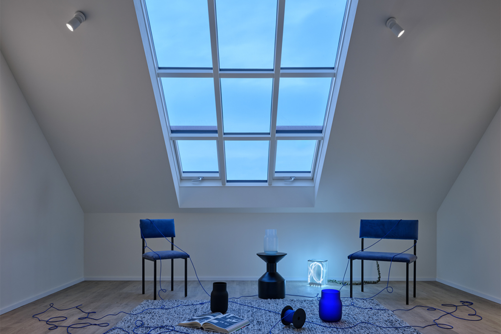 La decoración de una obra que explora soluciones audaces en materialidad y color