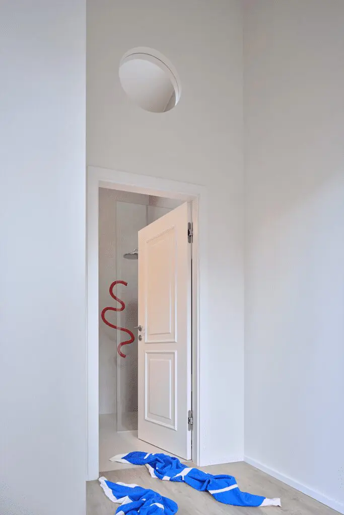 La decoración de una obra que explora soluciones audaces en materialidad y color La decoración de una obra que explora soluciones audaces en materialidad y color