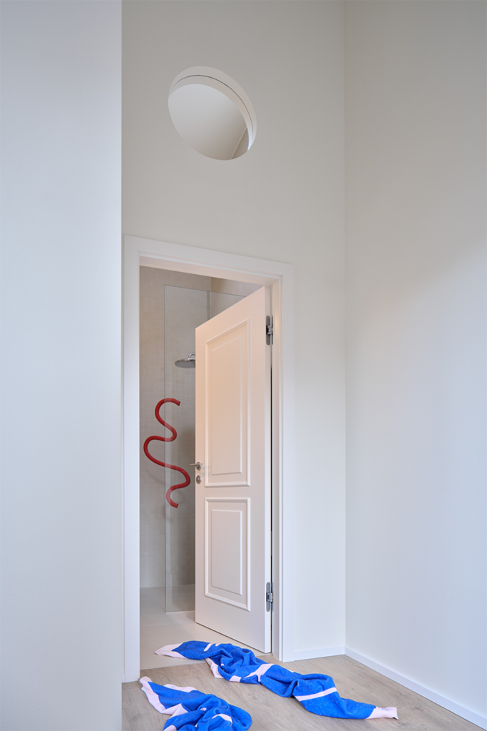 La decoración de una obra que explora soluciones audaces en materialidad y color