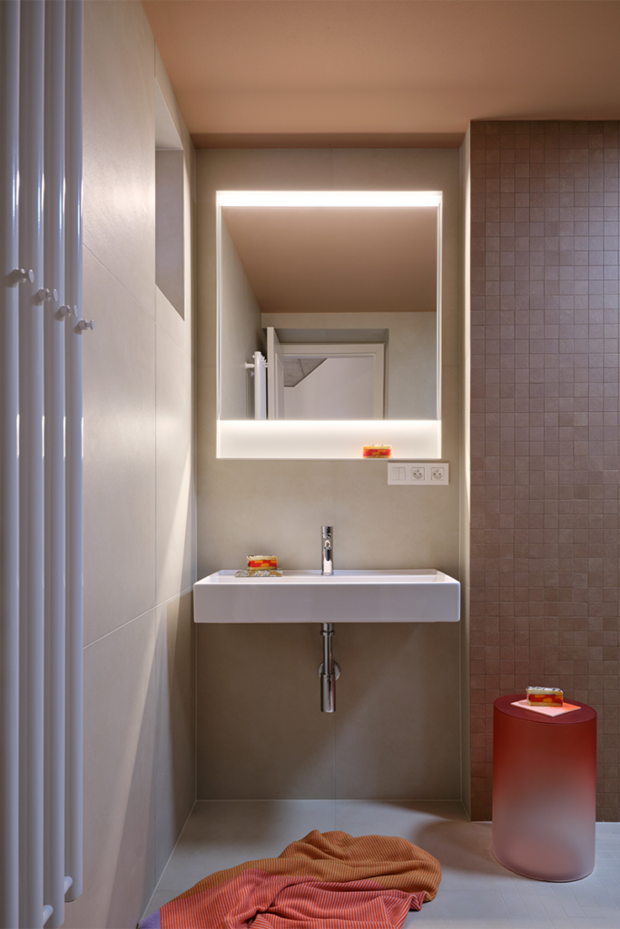 La decoración de una obra que explora soluciones audaces en materialidad y color