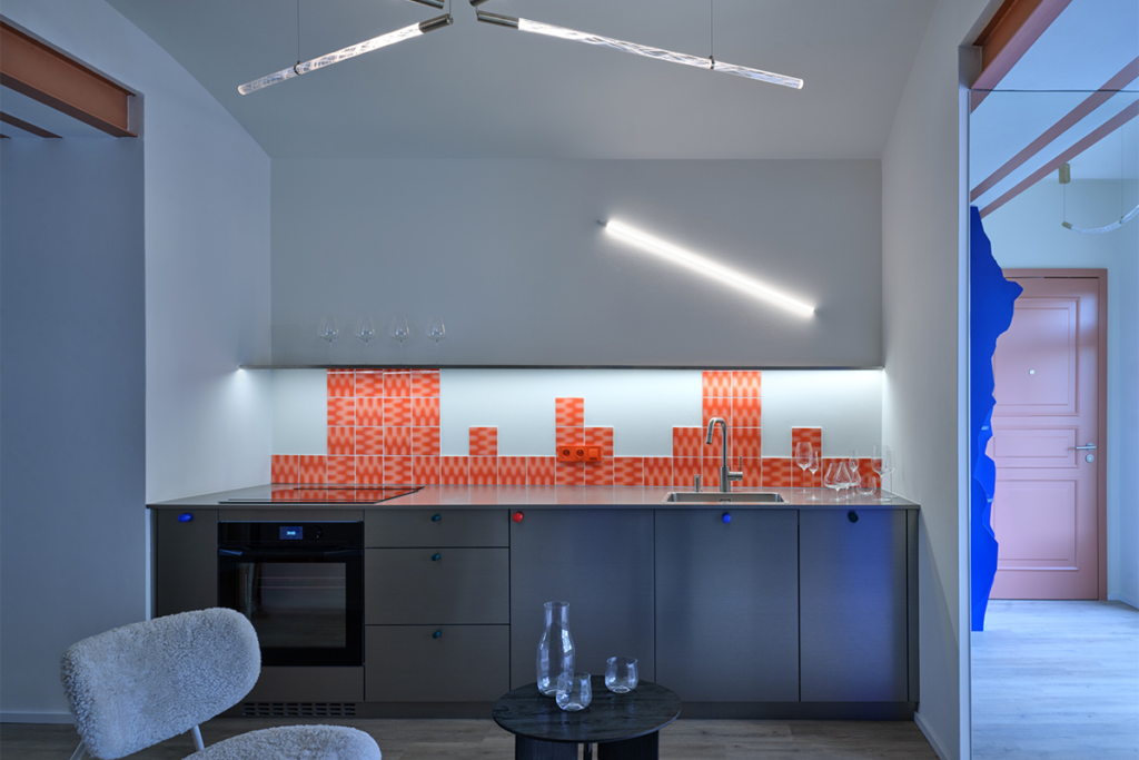 La decoración de una obra que explora soluciones audaces en materialidad y color